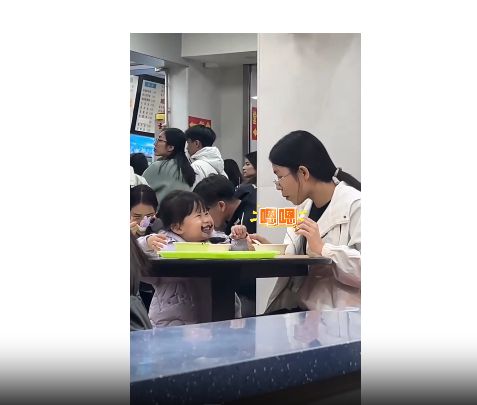 吃芝麻糊长出一脸“胡子”秒变 “小张飞”麻将胡了试玩网站免费哈哈！太逗啦！萌娃(图3)