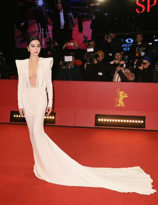 我！穿流苏裙只蒙一层薄纱女神终于回来了PG麻将胡了试玩范冰冰到了国外放飞自(图9)