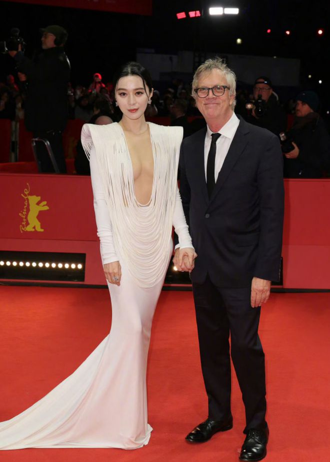 我！穿流苏裙只蒙一层薄纱女神终于回来了PG麻将胡了试玩范冰冰到了国外放飞自(图6)